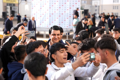 Başkan Yılmaz gençlerle bir arada