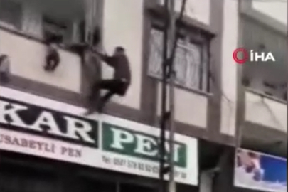 Gaziantep'te yürekleri ağza getiren an: Balkonda asılı kalan çocuğu kurtardı