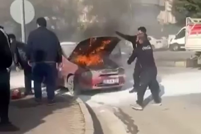 Seyir halindeyken yanan otomobili çevredeki vatandaşlar söndürdü