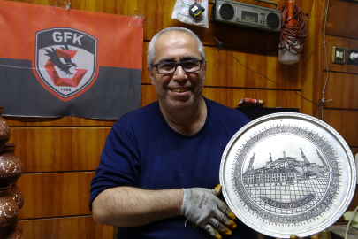 Baba mesleği bakırcılığı 40 yıldır aynı dükkanda sürdürüyor