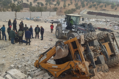 Çalışma sırasında yol çöktü, devrilen kepçenin operatörü yaralandı
