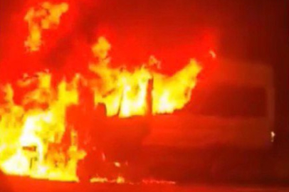  Seyir halindeki işçi servisi alev topuna döndü