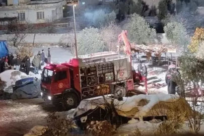 DENGESİNİ KAYBEDEN ÇİFTÇİ YEM KARMA MAKİNESİNE DÜŞEREK HAYATINI KAYBETTİ.