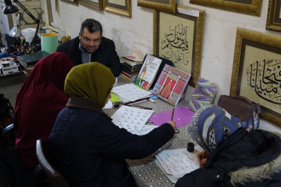 Usta Hat Sanatçısı, Geleneksel Sanatı Yeni Kuşaklara Aktarıyor