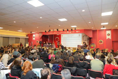 Veliler Kayıt İçin Noter Önünde Uzun Kuyruklar Oluşturdu