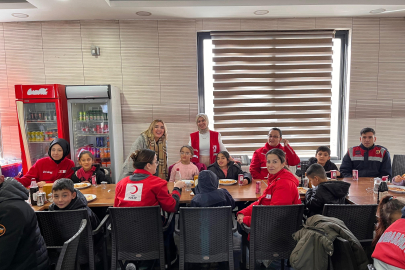Depremzede Miniklere Karne Sürprizi: Yaraları Sevgiyle İyileştiriyorlar