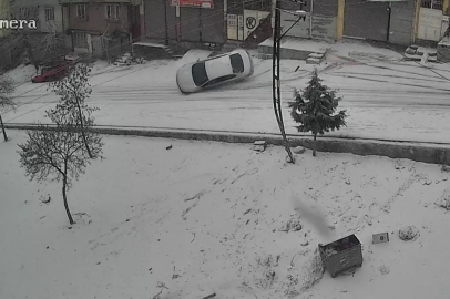 Gaziantep’te Kaygan Yol Faciası: Araç Kaldırıma Çarparak Takla Attı