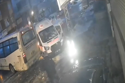 Ambulans Buzlanmada Kontrolden Çıktı, Park Halindeki Araca Çarptı