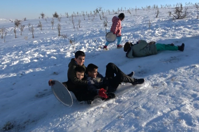 Gaziantep'te çocuklar tepsi, poşet ve leğenlerle kayarak eğlendi