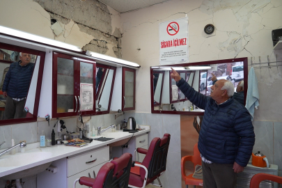 Deprem Yıktı, O Direndi: 50 Yıllık Berber Hasarlı Dükkanında Mesleğini Sürdürüyor