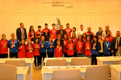 BAKAN HANIM JUDO VE KARETEDE BAŞARILI OYUNCULARI KABUL ETTİ.