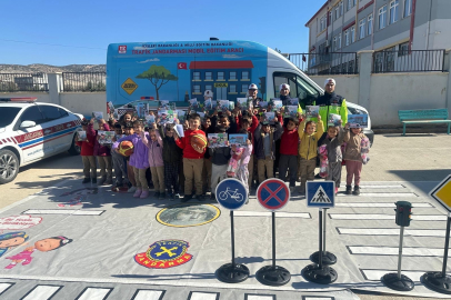 Jandarma Öğrencilere Trafik Güvenliğini Anlattı