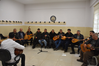 Çiftçiler Boş Zamanlarında Gitar ve Bağlama Öğreniyor