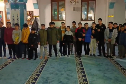 Çocuklar Camide “Kabe’de Hacılar Hu Der Allah” İlahisini Seslendirdi