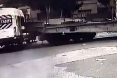 Hemzemin Geçitte Korkutan An: Öğrenci Servisine Tren Çarptı
