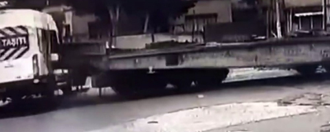 Hemzemin Geçitte Korkutan An: Öğrenci Servisine Tren Çarptı