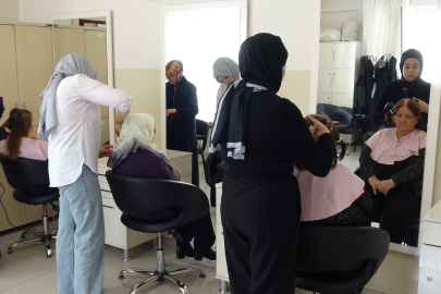 Yıllar Sonra Gelen Mutluluk: Yaşlılar İlk Kez Kuaförde Bakım Yaptırdı