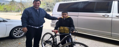 Başarı Ödülünü Depremzede Çocuğa Bağışladı