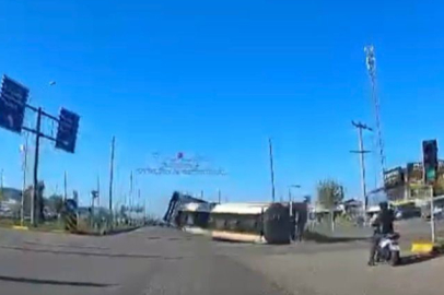 Kontrolünü Kaybeden Tır Devrildi: Kazada Facia Önledi