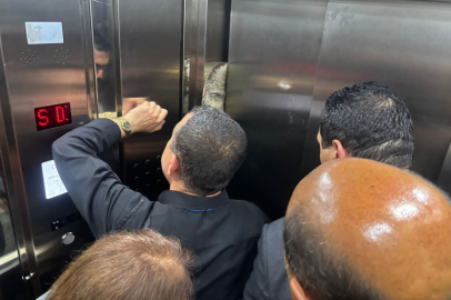 CHP Heyeti Asansörde Yarım Saatlik Panik Yaşadı