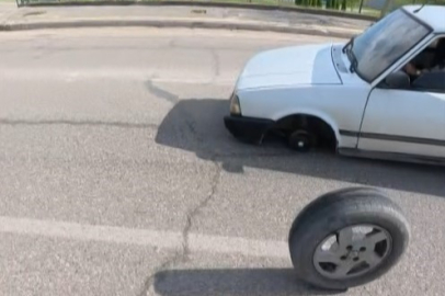 Hareket Halindeki Otomobilin Lastiği Koparak Yola Savruldu