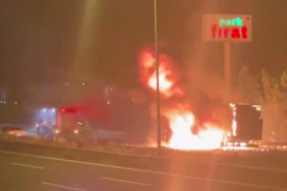 Gaziantep-Şanlıurfa Otoyolunda Tır Alev Alev Yandı