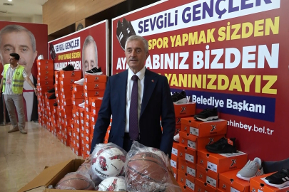 Şahinbey'de Karne Hediyesi Geleneği Sürüyor: İlk Günde 19 Bin Çift Ayakkabı Dağıtıldı