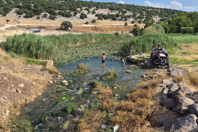 Gaziantep'te Sıcaktan Bunalanlar Çareyi Su Kanallarında Buldu