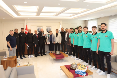 Şampiyon Şehitkamil Karşıyakaspor’dan Fatma Şahin’e Kupa Takdimi