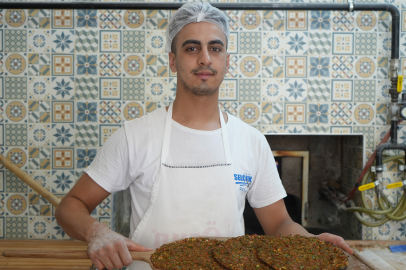 Kavurucu Sıcakta Ocak Başında Günde 800 Lahmacun Pişiriyor