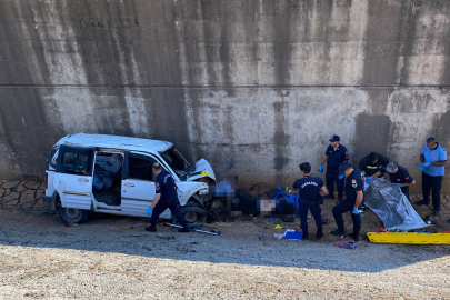 Köprüde kontrolden çıkan araç şarampole uçtu: 2 kişi hayatını kaybetti