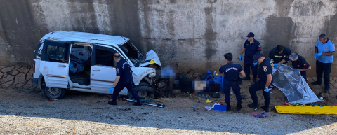 Köprüde kontrolden çıkan araç şarampole uçtu: 2 kişi hayatını kaybetti
