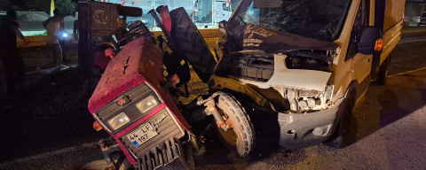 Gaziantep’te Feci Kaza! Kamyonet ile Traktör Çarpıştı: 3 Yaralı