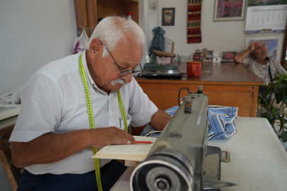 55 Yıllık Terzi, Boş Vakitlerini Kitap Okuyarak Değerlendiriyor