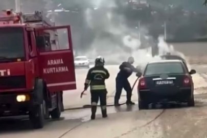 Gaziantep'te seyir halindeki araç alev aldı