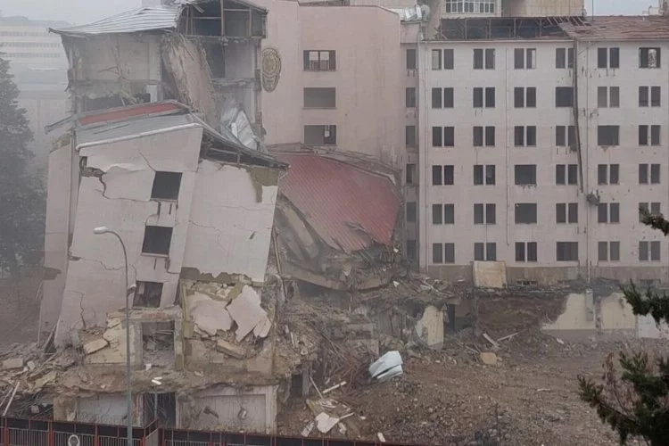 Depremde ağır hasar alan Gaziantep Emniyet Müdürlüğü Binası kontrollü olarak yıkıldı