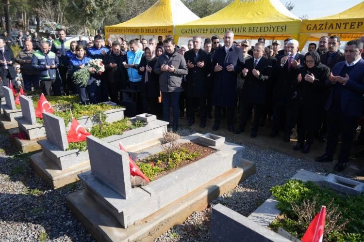 Gaziantep protokolü, deprem mezarlığını ziyaret etti
