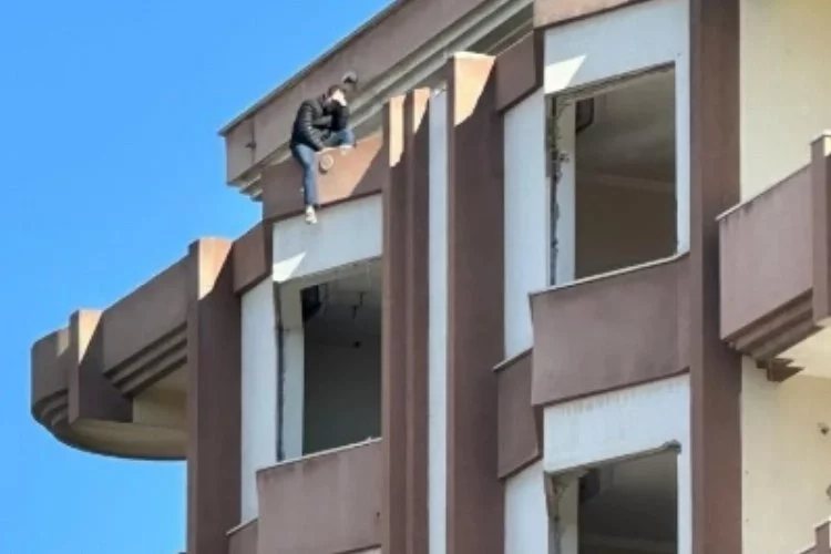 Gaziantep'te hasarlı binada bir intihar girişimi daha
