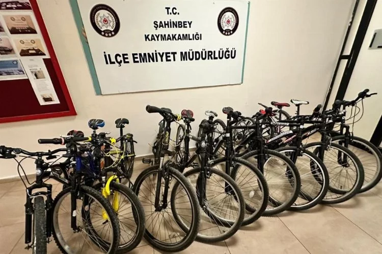 Polisin ele geçirdiği çalıntı bisikletler sahiplerine teslim edildi