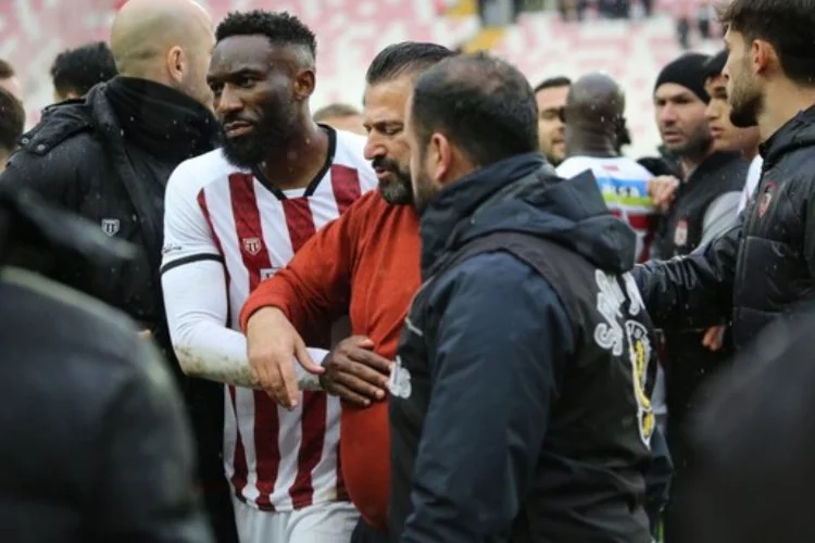 Sivasspor - Gaziantep FK maçı sonrası birbirine girdiler