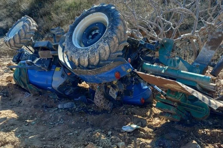 Traktör kazasında ağır yaralanan sürücü hayat savaşını kaybetti