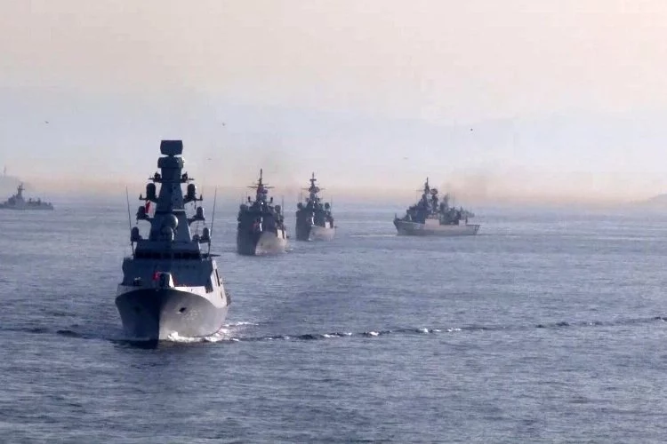 Türk donanmasının İstanbul Boğazı’ndan geçişi töreni başladı